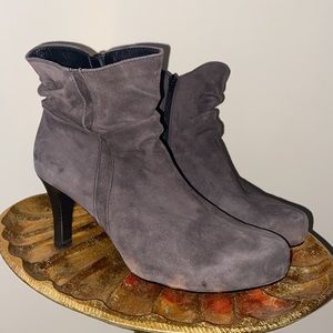 Booties suade US8 size. Grayish color.